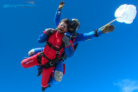 Tandem skydiving 13.500 ft / 4000 m + Full HD video + photos + handy cam video