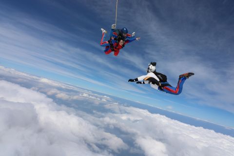 Tandem skydiving 14.000 ft / 4000 m + Full HD video + photos + handy cam video